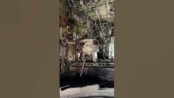 Inside the Wheel Well of a Boeing 737! #boeing #aviation