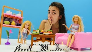 Barbie ve Sevcan ile oyun videoları. Chelsea pastayı bitiriyor