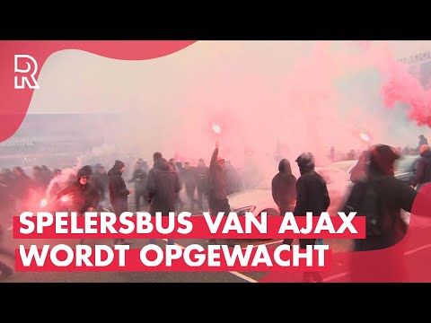 VUURWERK en WATERKANON bij onthaal ANONIEME spelerbus van Ajax voor DE KLASSIEKER