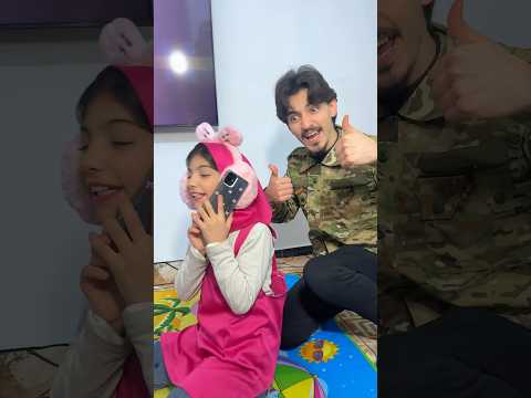 ماشا تتحدث في الهاتف بطريقة ممضحكة 