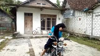 Cewek latihan naik motor CB
