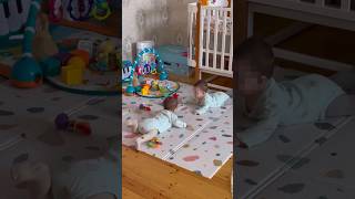 Поймала такой момент 😄 у них своя суета #twins #близнецы #двойня #baby