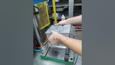 Wax injection machine  with rotating shuttle table for different size and different volume moulds