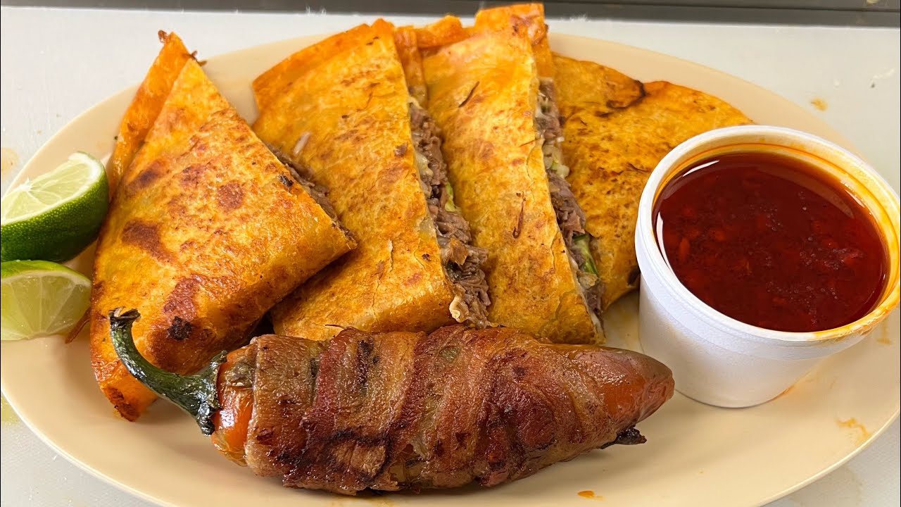 Quesabirria en tortilla de harina en taqueria la bonita. YouTube