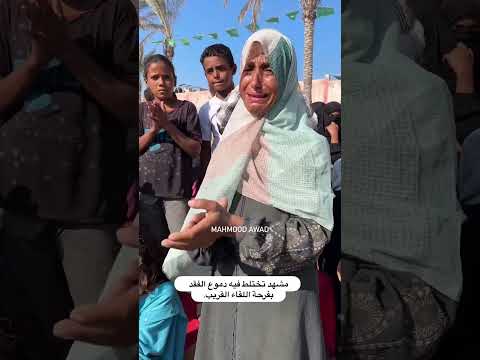 سيدة تنهار باكية بعد أن علمت أن أبناءها مازالو أحياء داخل سجون إسرائيل