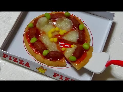 ピザ形のお菓子作成　Making pizza shaped snacks