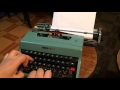 Máquina de escribir marca Olivetti.