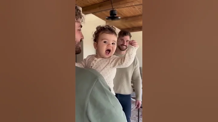 😂 Baby Gets Totally Confused Seeing Dad’s Twin!