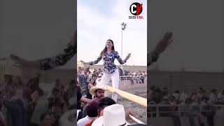 #shorts  Mujer Baila En Plaza De Toros Con Ajustado Pantalón Blanco