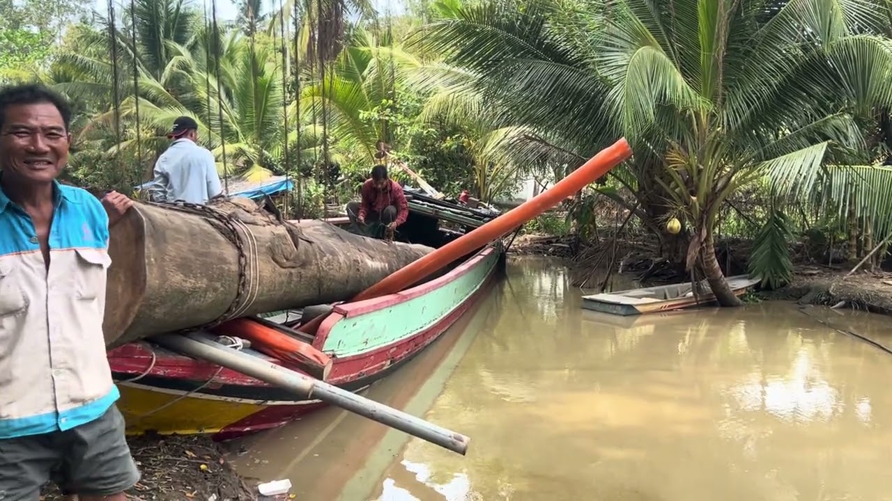 Thợ Campuchia chính thức thay mũi ghe độc mộc chùa bâng kok