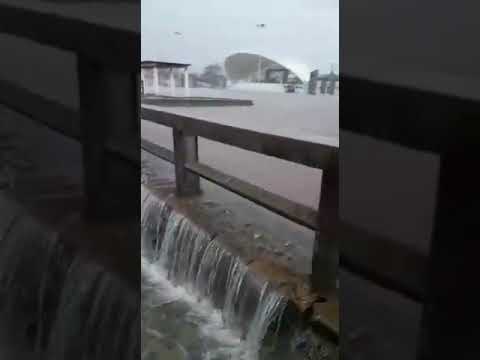 Cachoeira em pleno Cais de Carinhanha