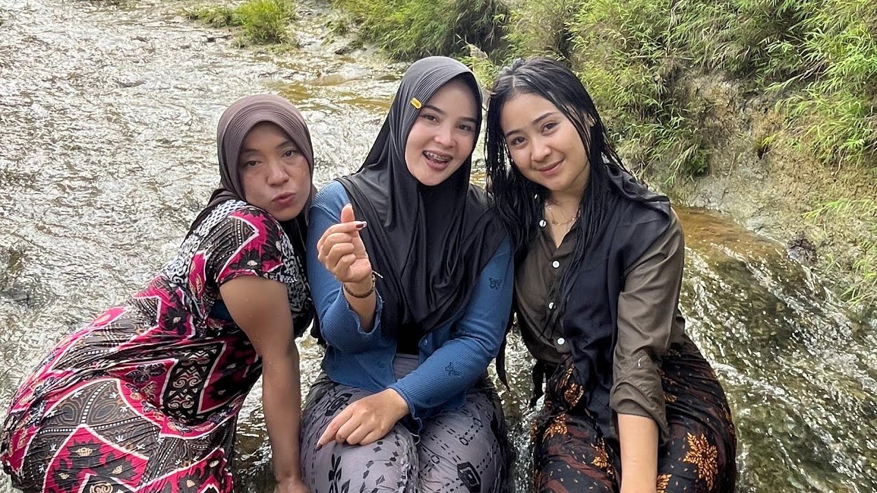 SENANGNYA MEREKA!! NENG INEU BARENG NENG LENI RENANG DI SUNGAI TERBUKA AIRNYA SANGAT JERNIH SEKALI