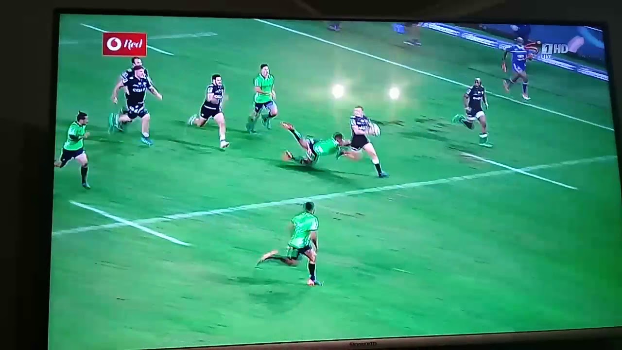 Curwin Borsh steps Waisake Naholo 😲😲😲