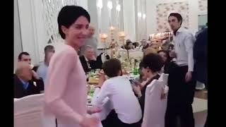 Ревнивая жена мешает танцевать мужу на свадьбе с другими Ревнивая жена мешает танцевать мужу на свадьбе с другими
