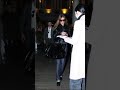 Bella Hadid sale de un restaurante y saluda a sus fans mientras regresa a su hotel