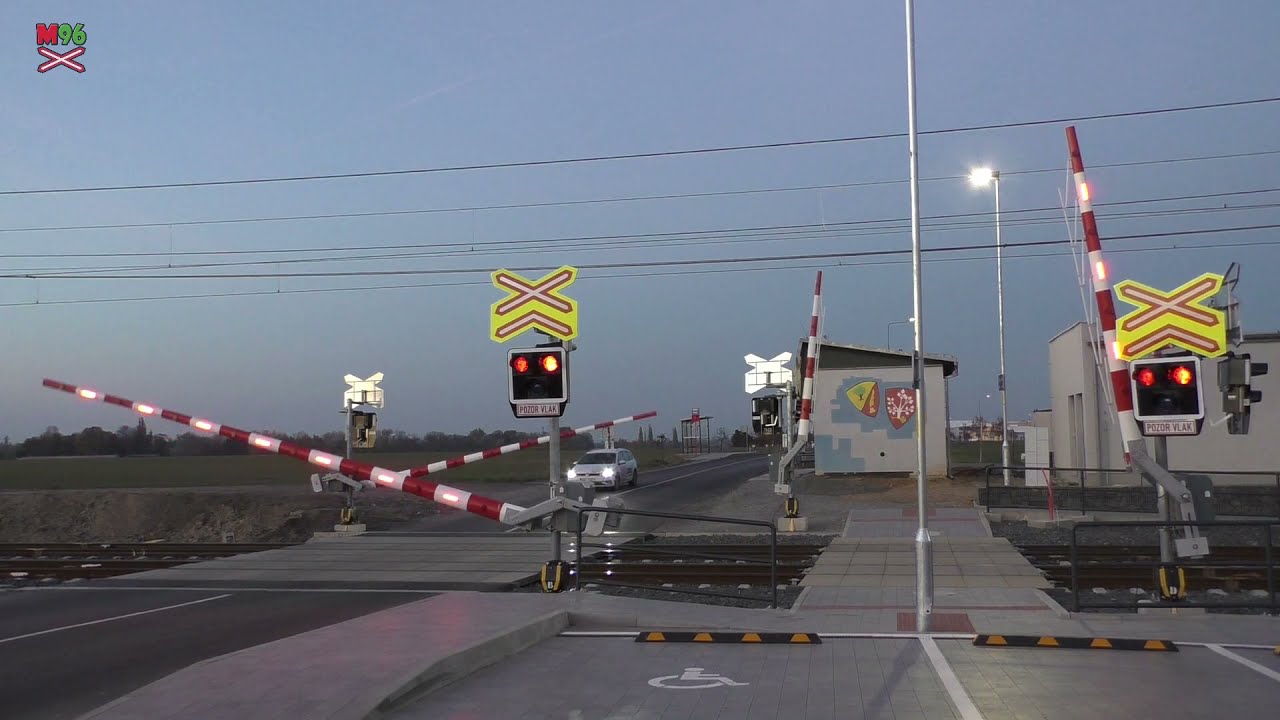 Železniční přejezd Tatce [P4931] - 29.10.2021 / Czech railroad crossing