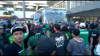Bonek Hadang Bus Persebaya Protes Iwan Setiawan