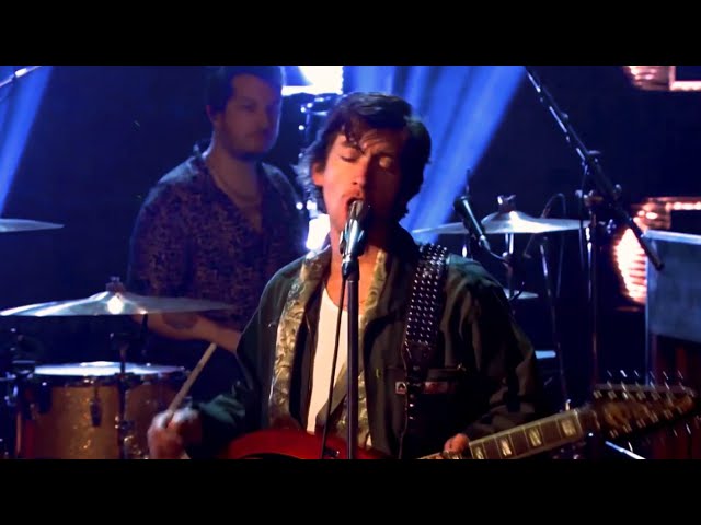 Arctic Monkeys - Do I Wanna Know? (Live) class=