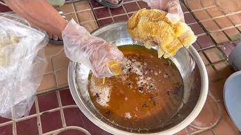 Cận cảnh lấy mật ong rừng nguyên chất