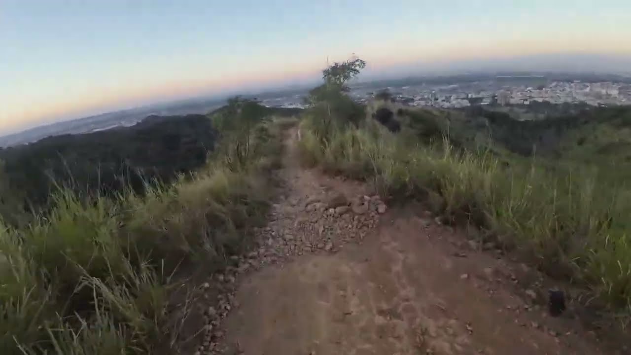 大肚萬里長城步道經第一、二制高點到新興登山口來回，其中的第二制高點的稜線頗有高山氣勢，及不輸阿里山的日出