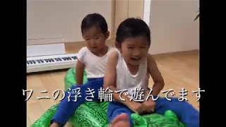 ワニの浮き輪で遊ぶ