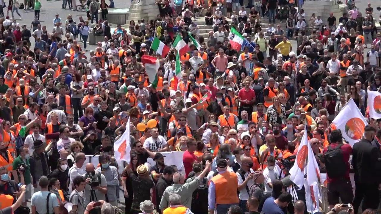 Roma, Gilet arancioni in piazza: insulti a Mattarella e assembramenti