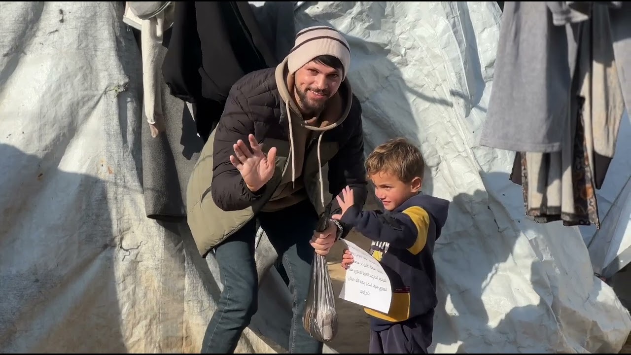 توزيع الدجاج على النازحين في شمال غزة بعد حرمانه من شهور 💔