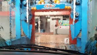 Drive thru car wash IN N OUT di Surabaya City INDONESIA. 