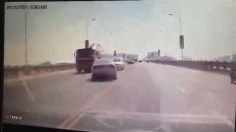 2 ô tô đâm nhau trên cầu vĩnh tuy 5.10.2014