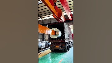 Đưa cuộn thép nặng hàng chục tấn ra khỏi Container