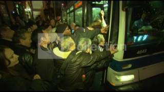 NY:COMMUTERS PUSH TO GET ON BUS (GOOD VIDEO) screenshot 2
