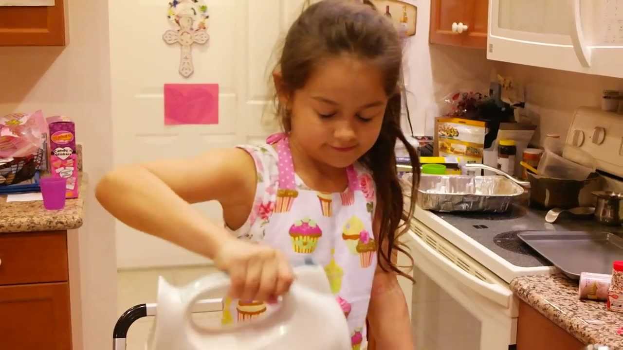 6 year old Girl Baking cupcakes while Jammin to "Sugar, Sugar" - YouTube