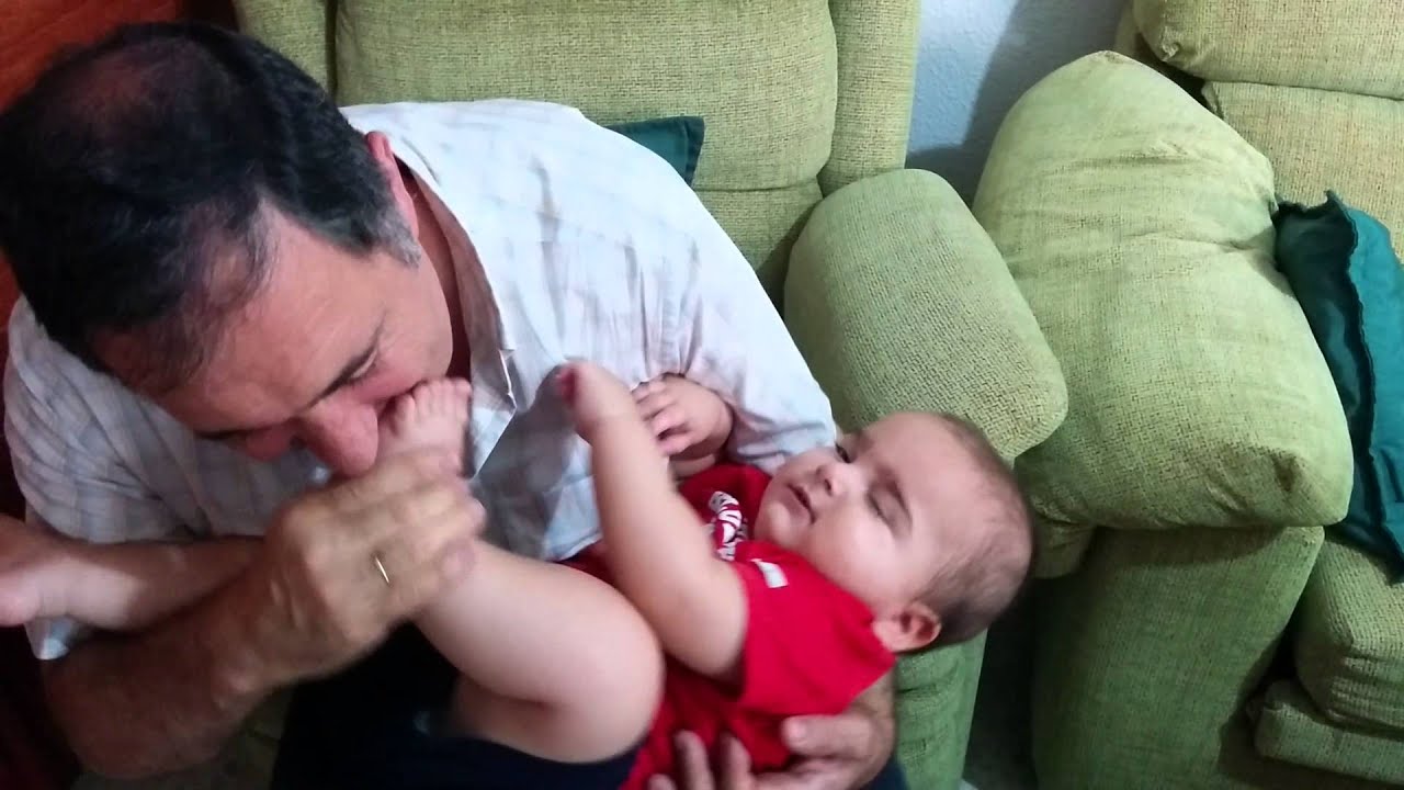 El abuelo le hace cosquillas