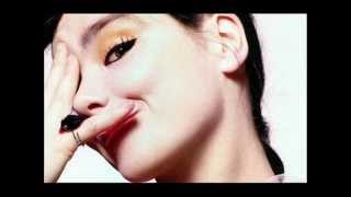 Björk - Isobel (live in Kristiansand, Norway, 1998) (4/15).wmv