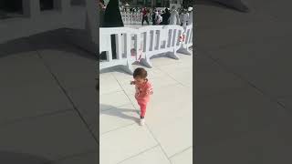 طفلة تريد الدخول من باب الملك عبد العزيز ساحة الحرم المكي الشريف