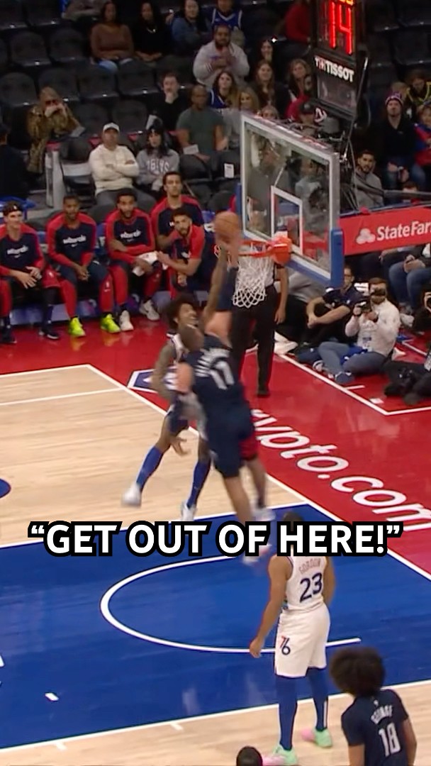 Oubre meets Valančiūnas at the rim!