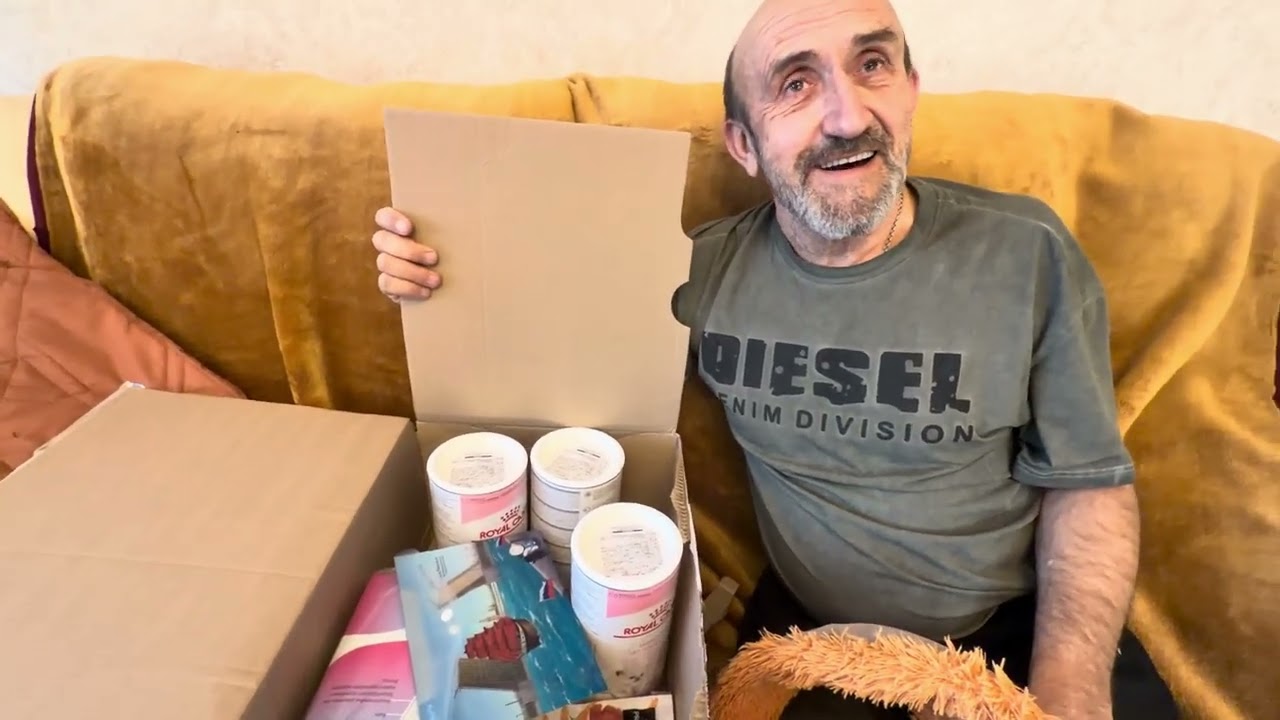 Малышка Николь получает удовольствие от распаковки посылок❤️