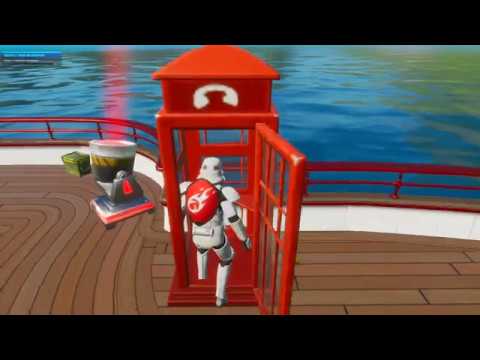 entrer-dans-une-cabine-téléphonique-ou-des-toilettes-mobiles-pour-devenir-le-plus-super-des-superhér