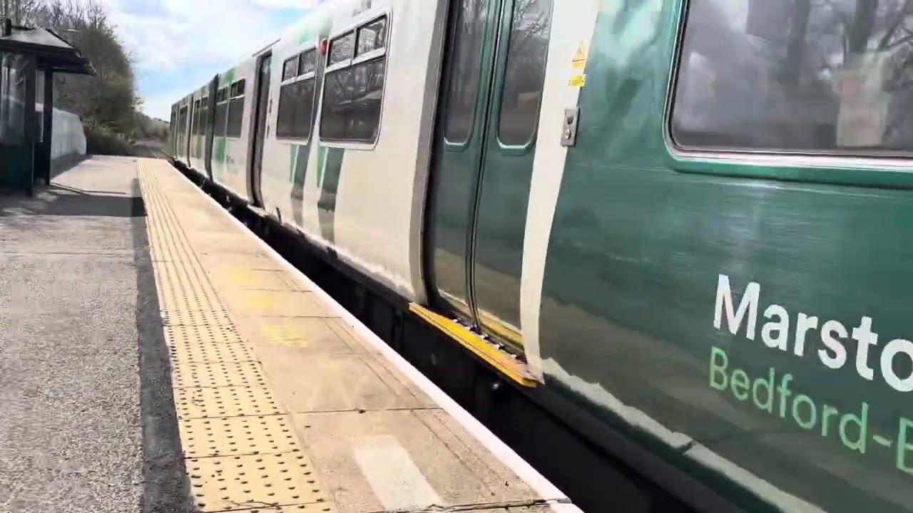 Lidlington Railway station running for train