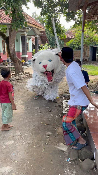 Anaknya di kejar can macanan pa ustad sampai bawa golok