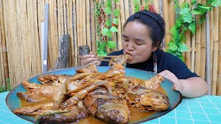 红烧野生杂鱼鱼肉加汤拌饭吃骨头嚼碎直接吞