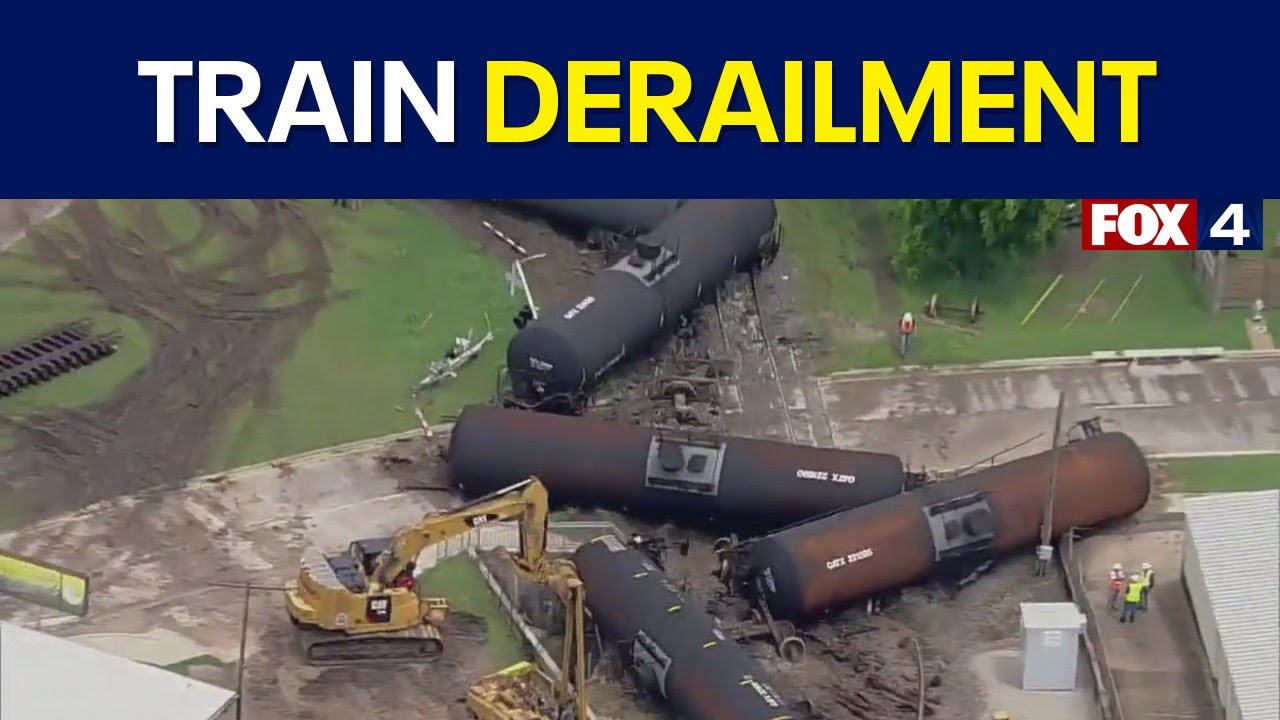 Train derails in downtown Waxahachie, several streets closed