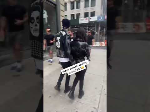 Video: Adakah travis barker mengamalkan atiana?