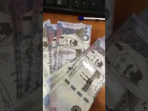 حتى لاتتعرض للغش مواطن يستعرض عملية تزوير تعرض لها ب6 آلاف ريال ويبين فرق مهم بينها وبين الأصلية