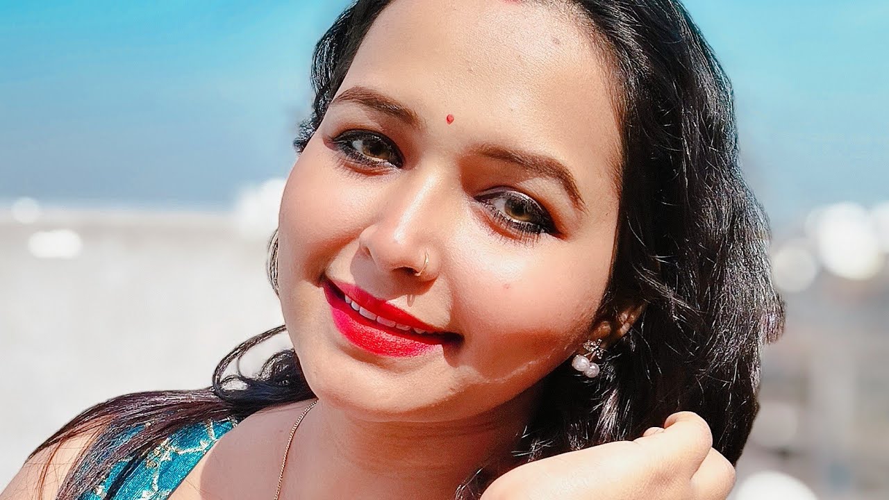 Moumita Biswas is live. Bondhu ra sobai k hello 👋🏻,aaj mute live.