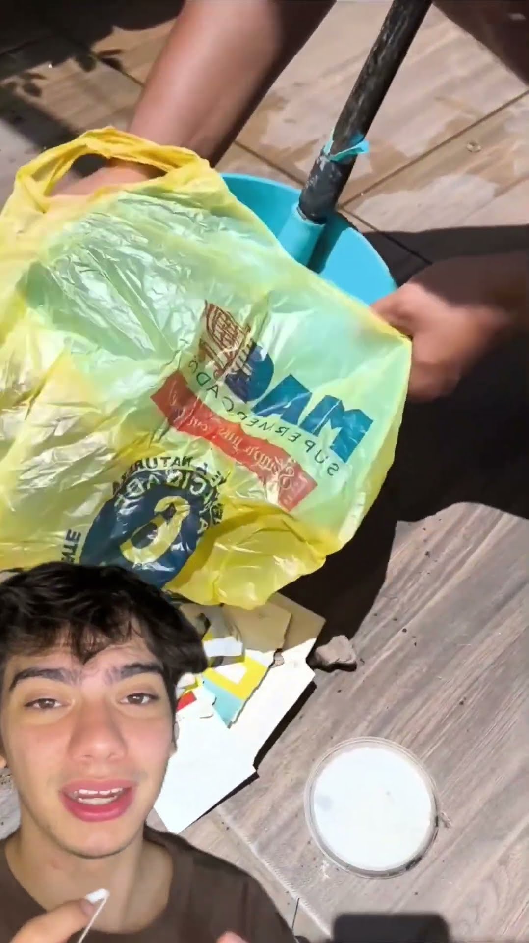 Coloque uma sacolinha na pá antes de recolher a sujeira do pet!?? Simples, higiênico e sem sujeira