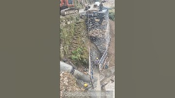 Use An Excavator To Lift Metal Formwork For Building Retaining Wall !