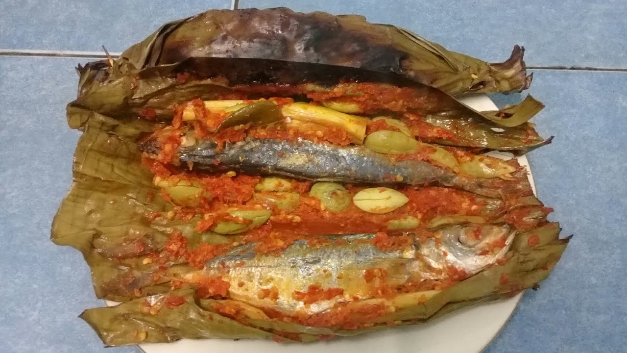  Ikan bakar pete petai daun pisang menggunakan kompor gas 