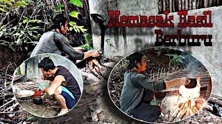 Suku Dayak Memasak Tupai Hasil Berburu Di Hutan Kalimantan