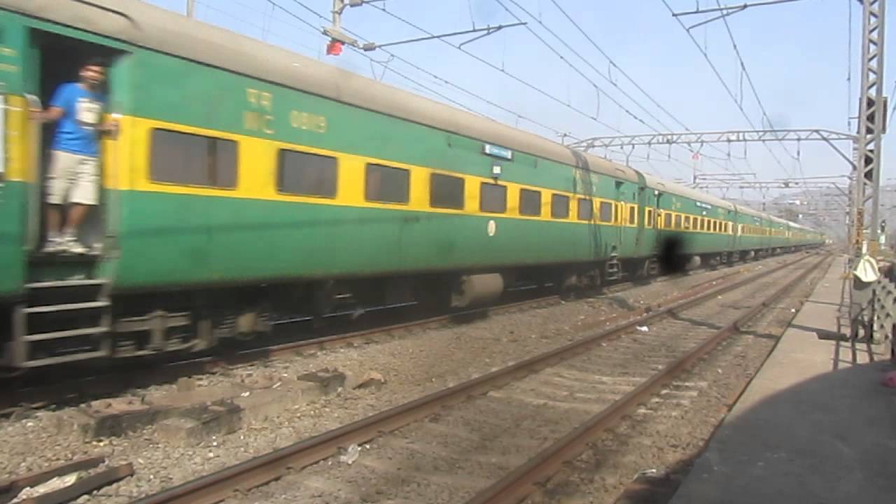 12188 Mumbai CST - Jabalpur Garib Rath Express at Thane Creek